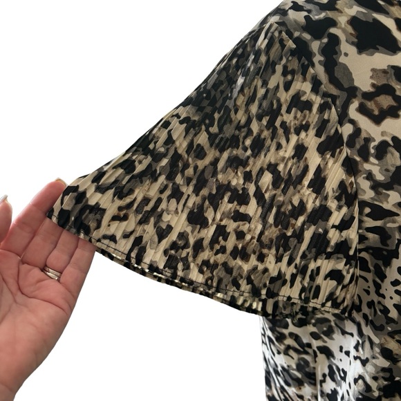 Vince Camuto NWT Animal Print Blouse with Flutter Crepe Sleeve M - Picture 8 of 11